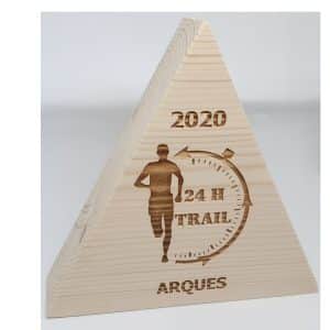 TROPHÉE  PERSONNALISÉ EN BOIS (Triangle)