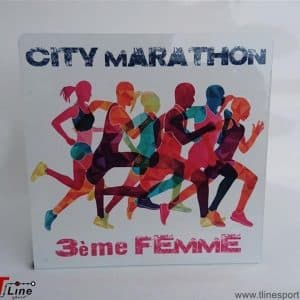 TROPHÉE PERSONNALISÉ EN MÉTAL 20 X 20 CM